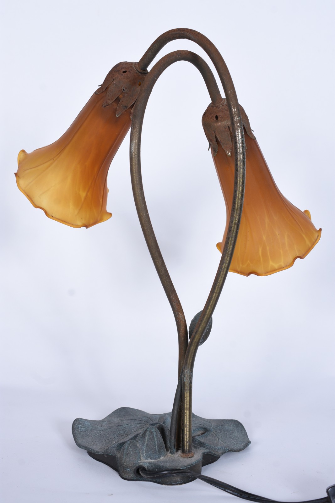 Luminária de metal com 2 tulipas de vidro na cor âmbar. Metal oxidado. - foto 4 de 5