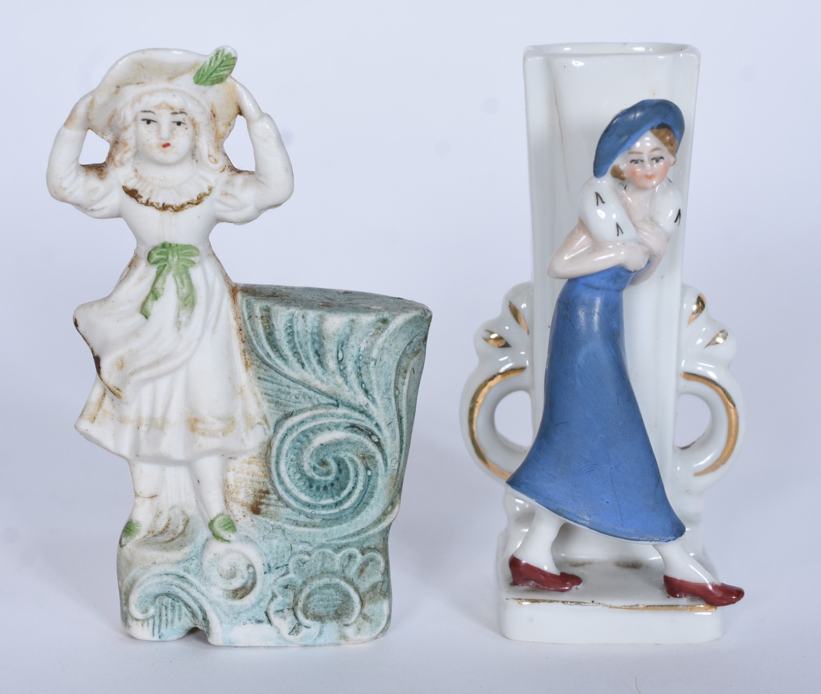 Duas pequenas peças de porcelana, sendo paliteiro e vaso com figura... - foto 1 de 7