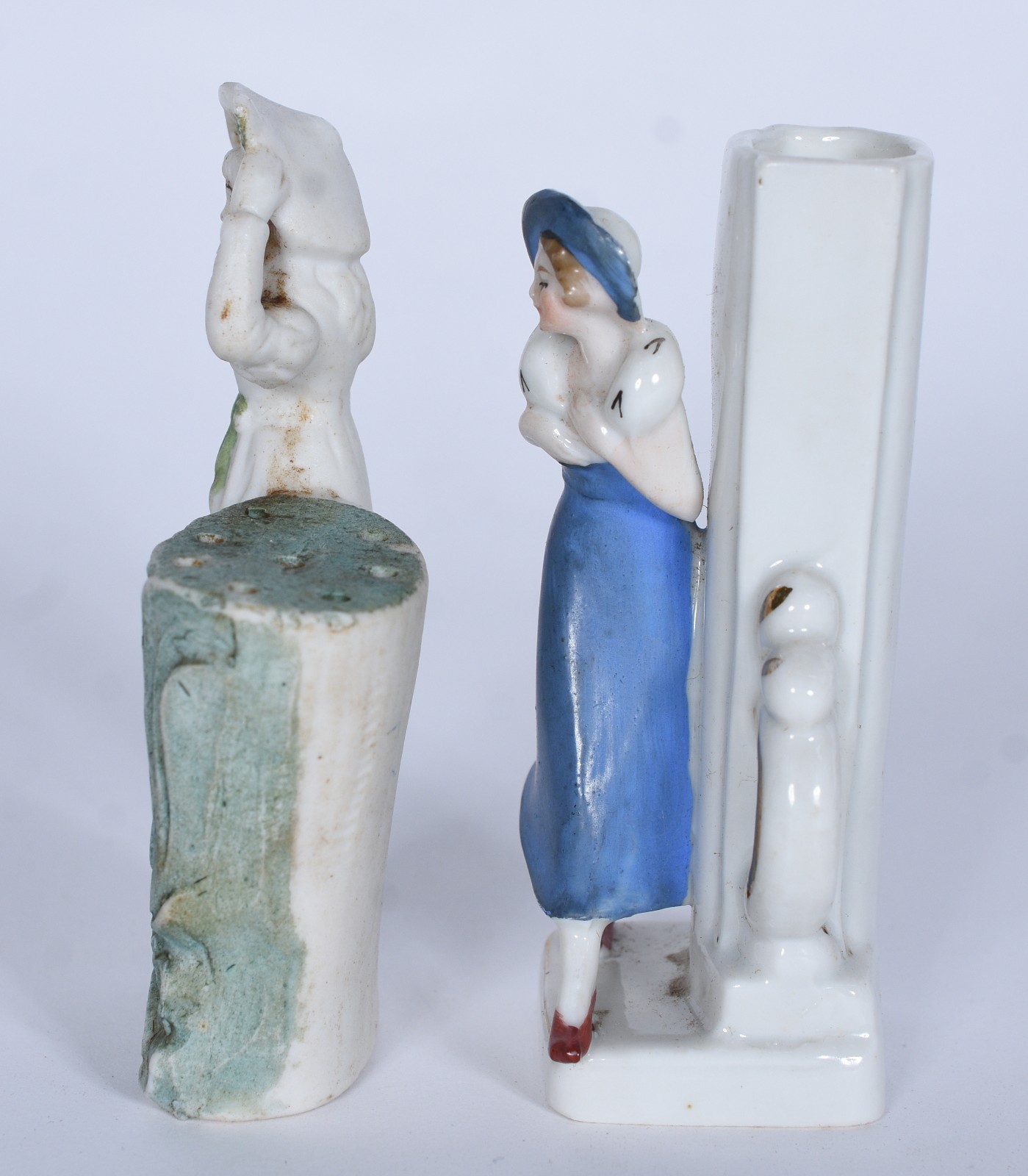 Duas pequenas peças de porcelana, sendo paliteiro e vaso com figura... - foto 2 de 7