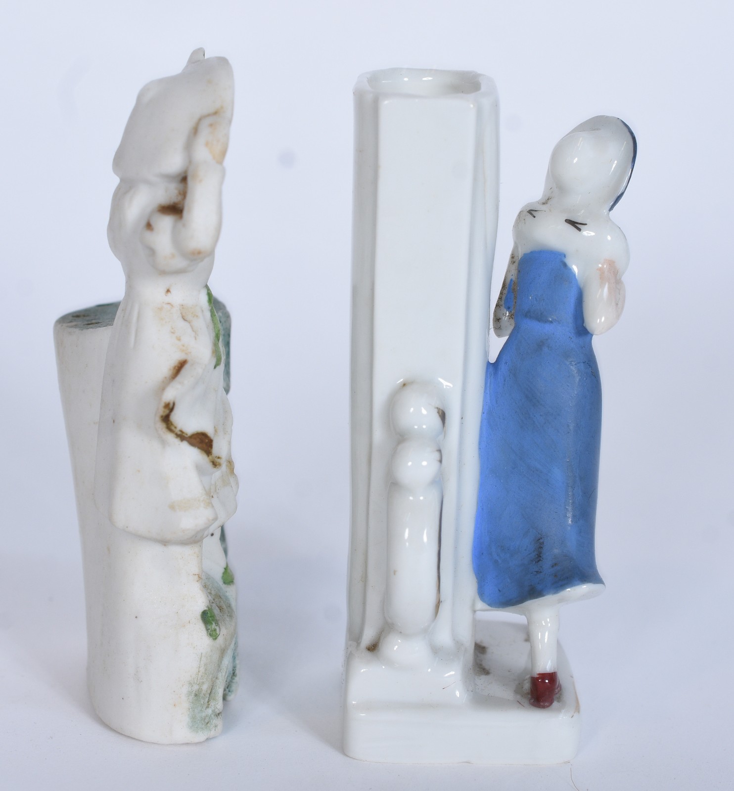 Duas pequenas peças de porcelana, sendo paliteiro e vaso com figura... - foto 3 de 7