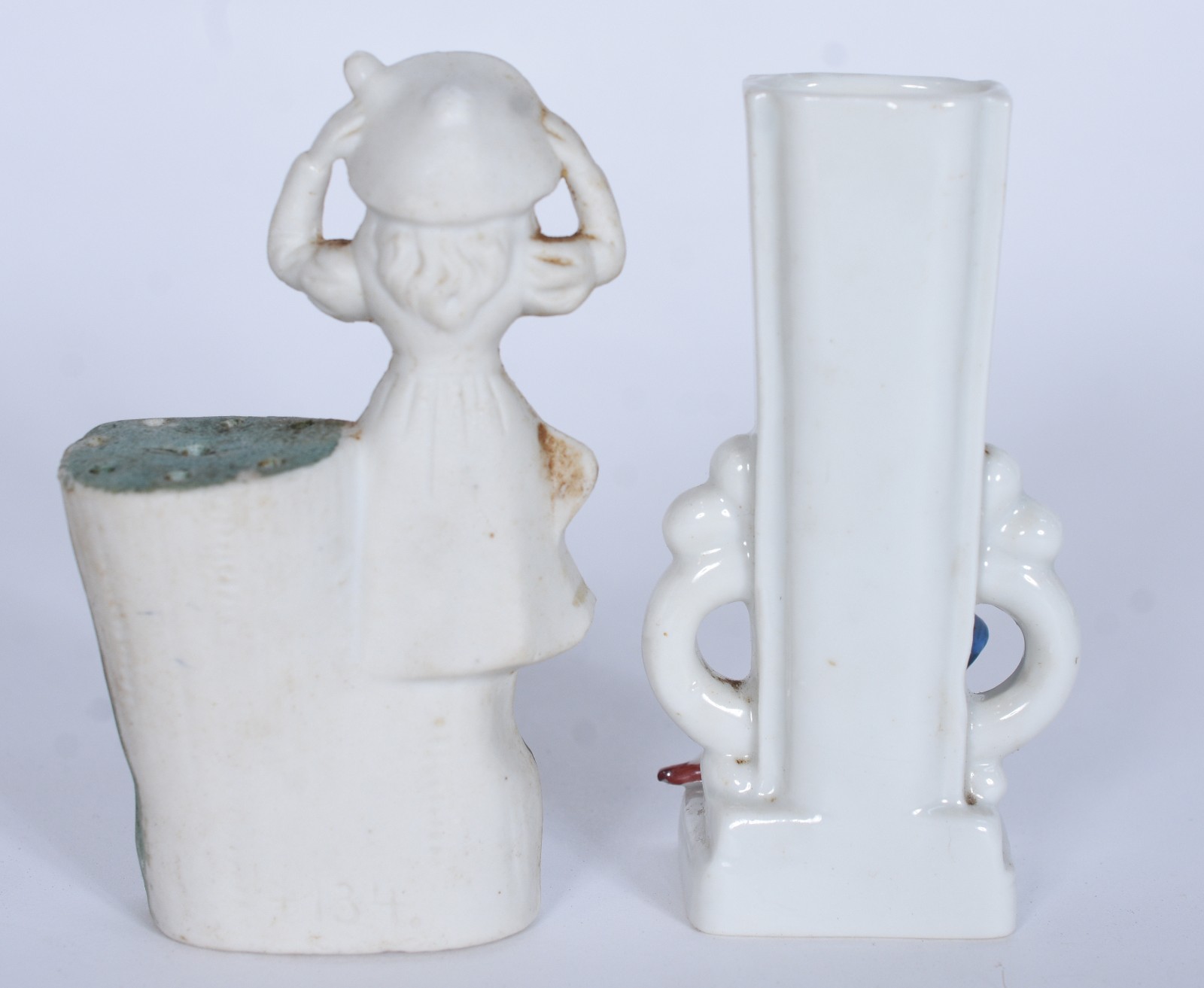 Duas pequenas peças de porcelana, sendo paliteiro e vaso com figura... - foto 4 de 7