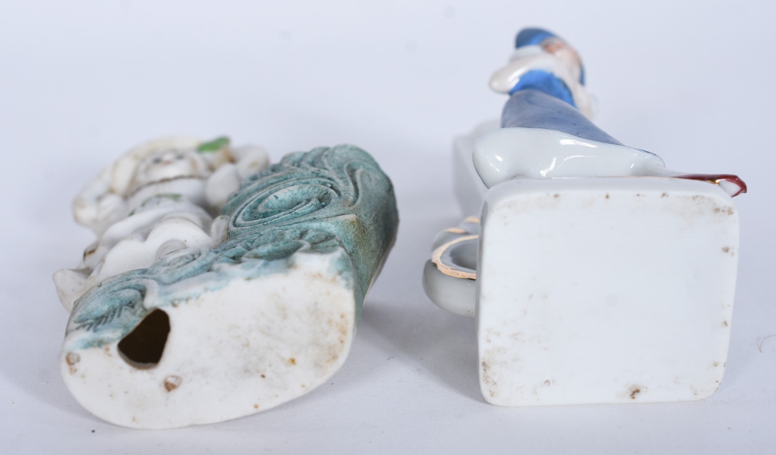Duas pequenas peças de porcelana, sendo paliteiro e vaso com figura... - foto 5 de 7