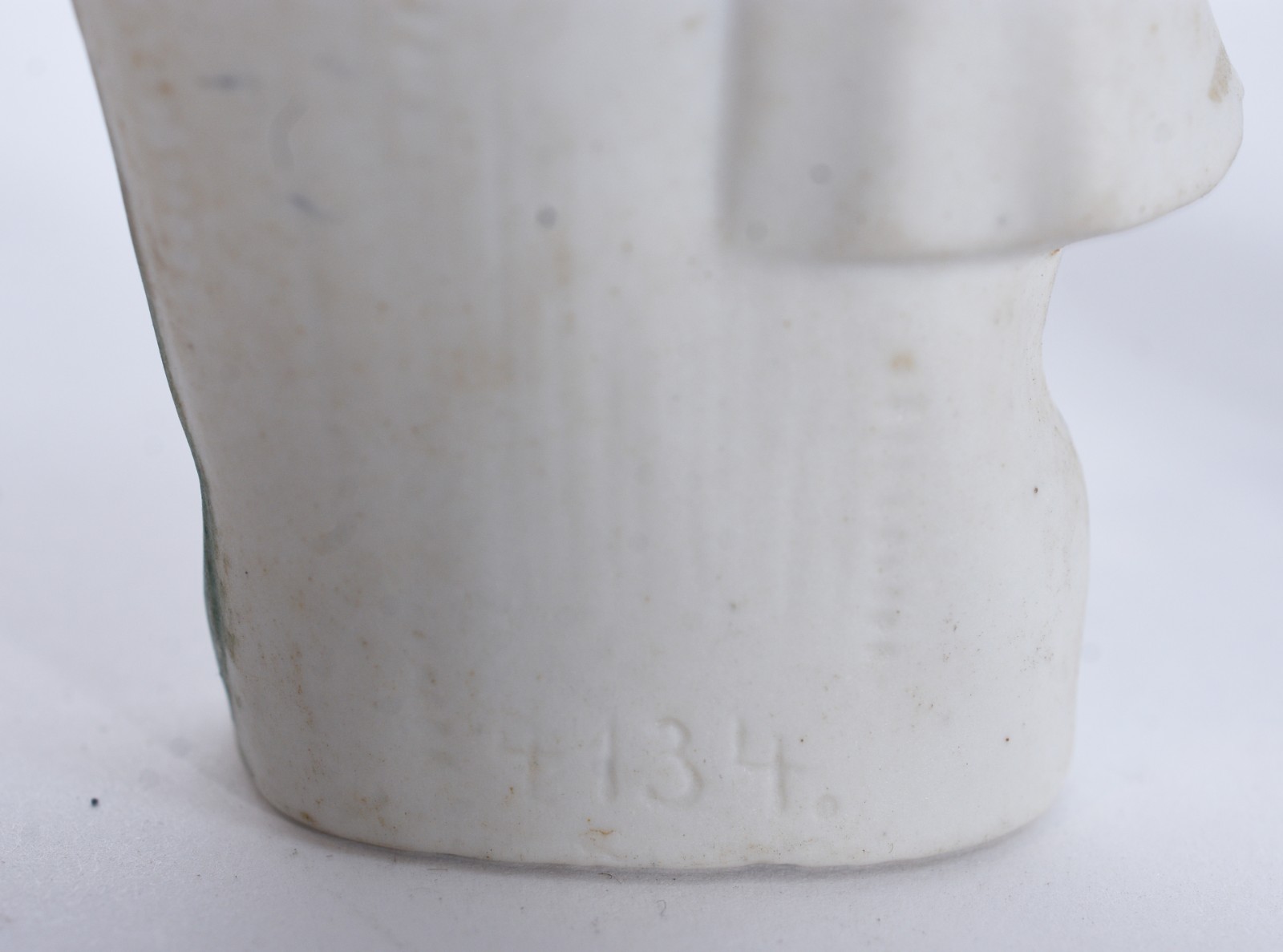 Duas pequenas peças de porcelana, sendo paliteiro e vaso com figura... - foto 6 de 7