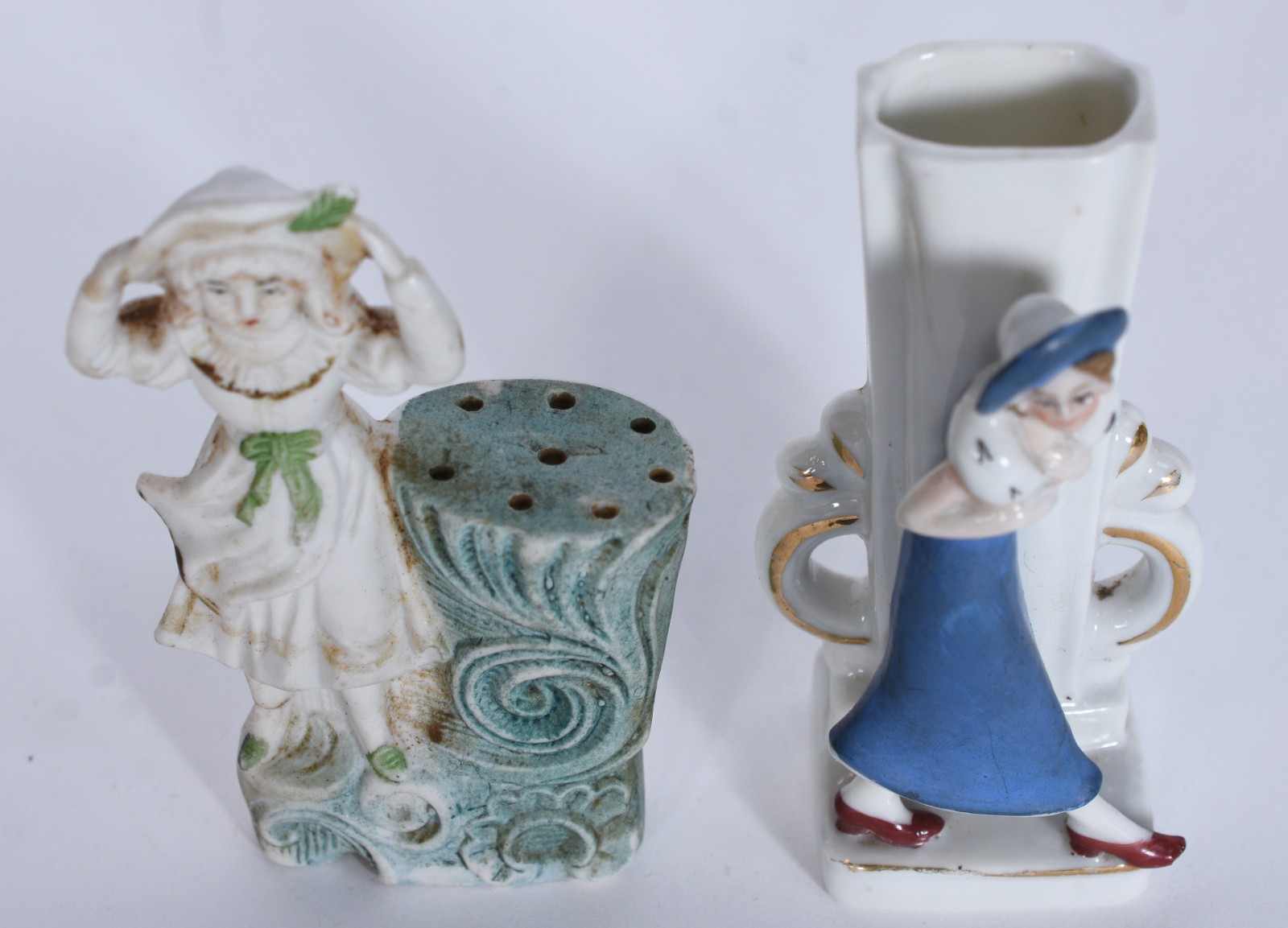Duas pequenas peças de porcelana, sendo paliteiro e vaso com figura... - foto 7 de 7