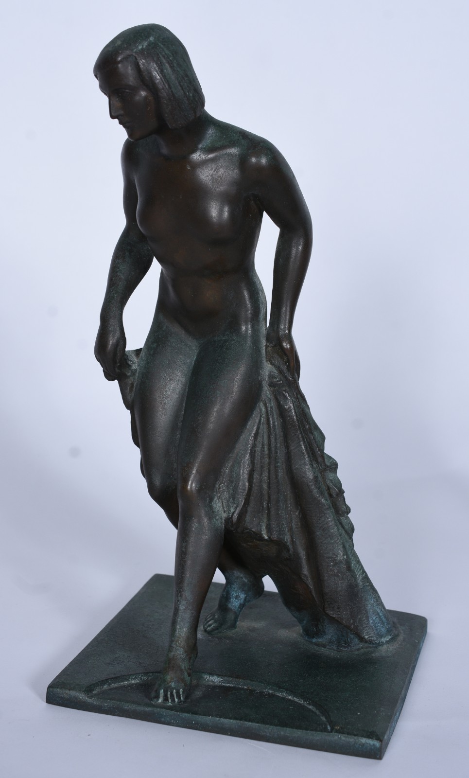 Escultura de petit bronze representando figura feminina. Datada 1932. - foto 1 de 7