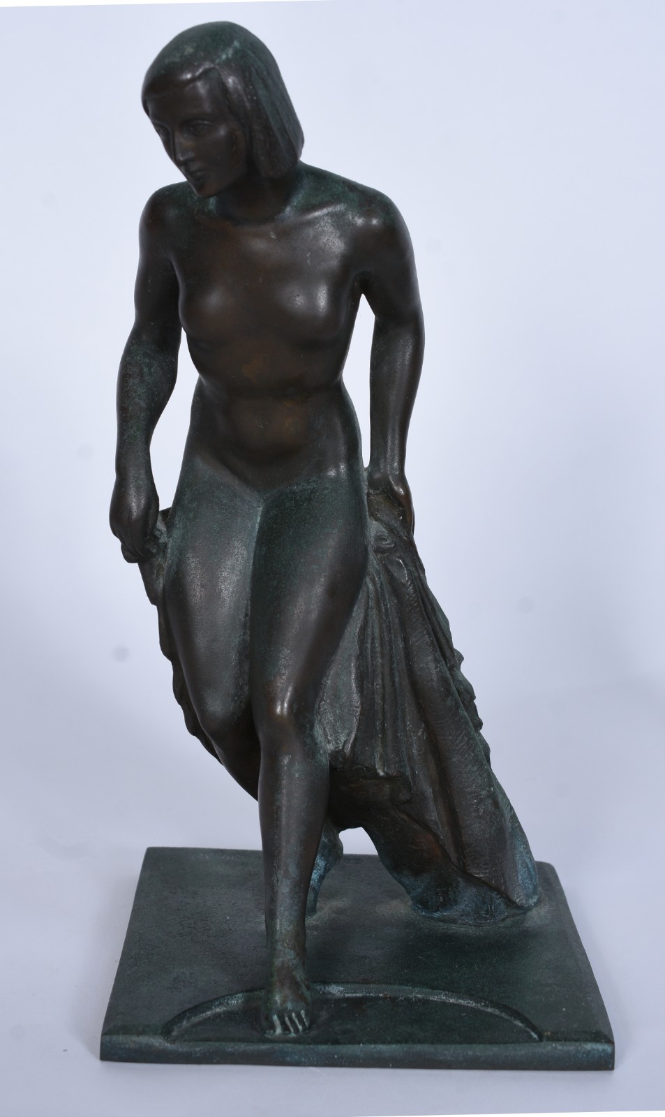 Escultura de petit bronze representando figura feminina. Datada 1932. - foto 2 de 7