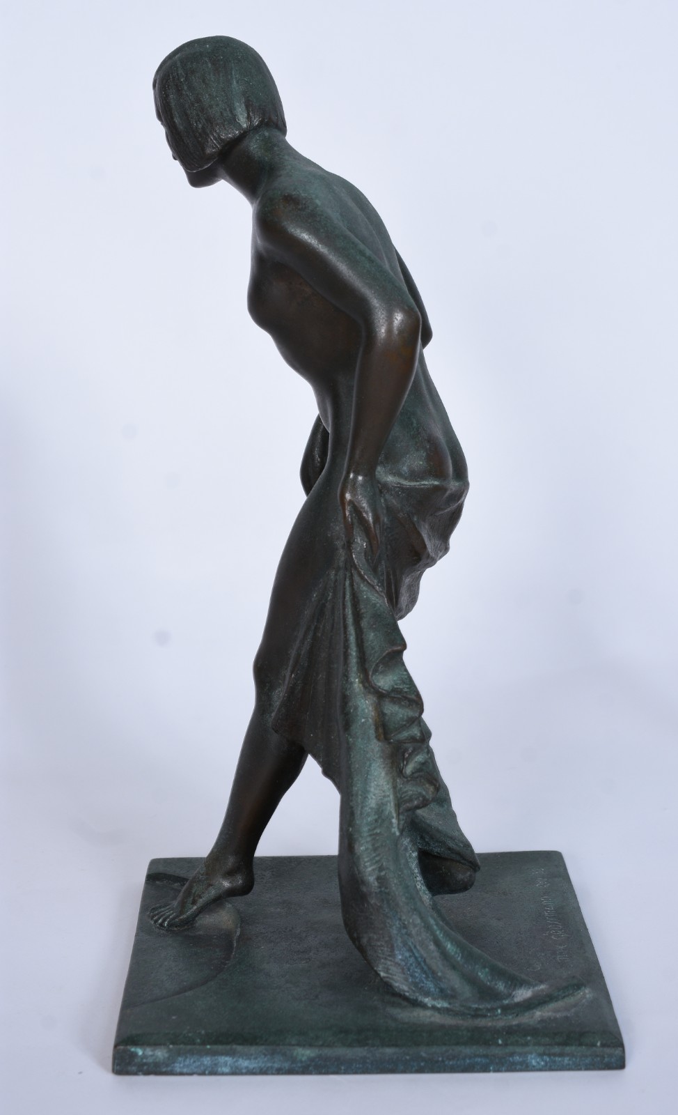 Escultura de petit bronze representando figura feminina. Datada 1932. - foto 3 de 7