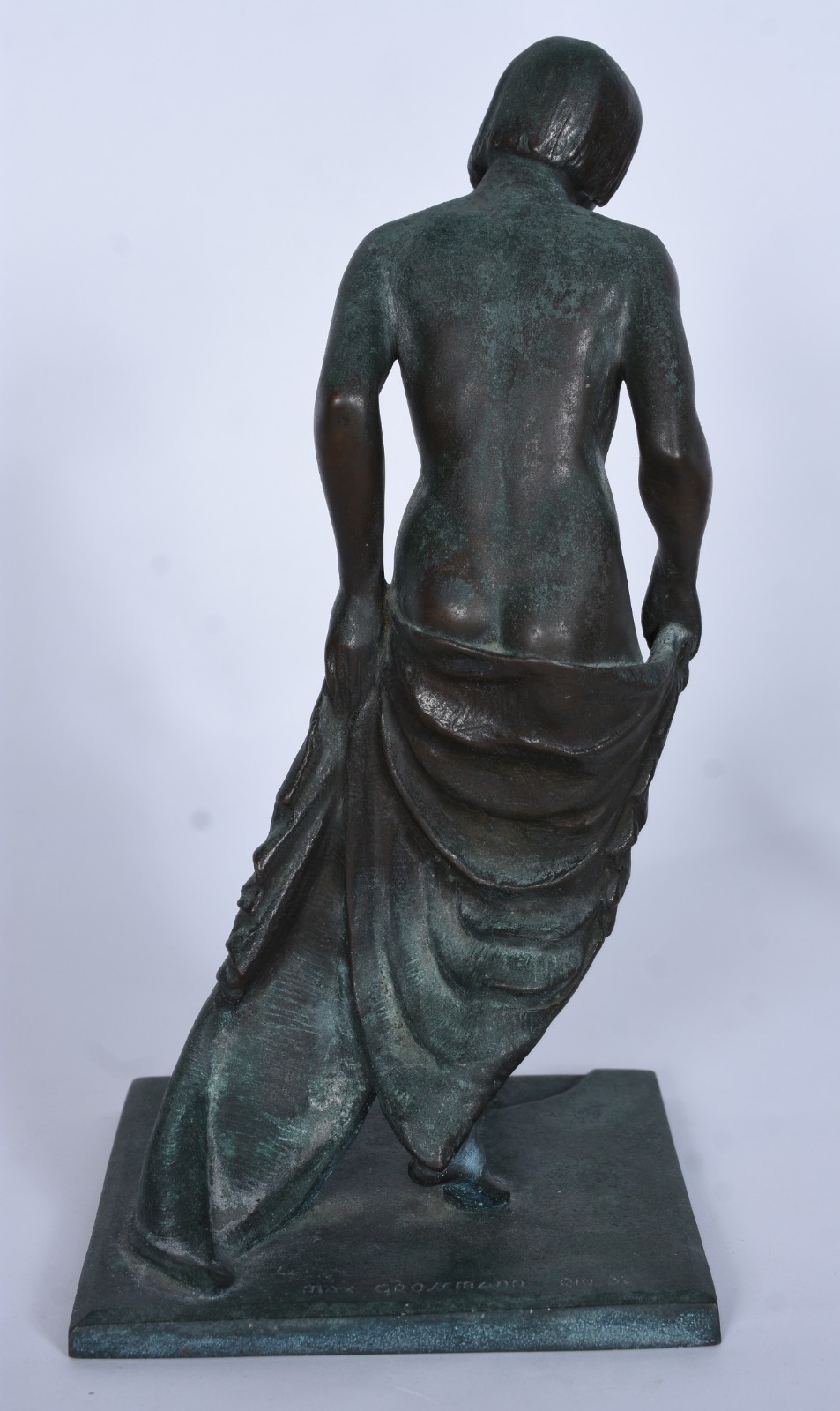 Escultura de petit bronze representando figura feminina. Datada 1932. - foto 4 de 7
