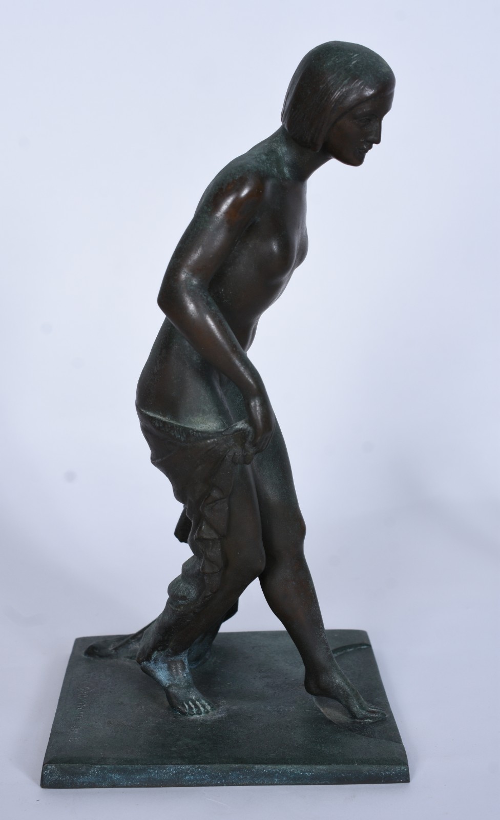 Escultura de petit bronze representando figura feminina. Datada 1932. - foto 5 de 7