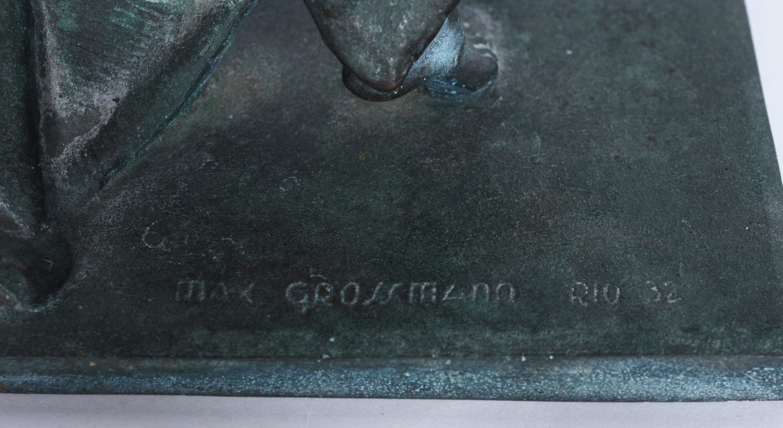 Escultura de petit bronze representando figura feminina. Datada 1932. - foto 6 de 7
