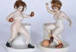 Par de figuras femininas "jogando bola" de porc... - Par de figuras femininas "jogando bola" de porcelana policromada.