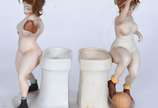 Par de figuras femininas "jogando bola" de porc... - Par de figuras femininas "jogando bola" de porcelana policromada.