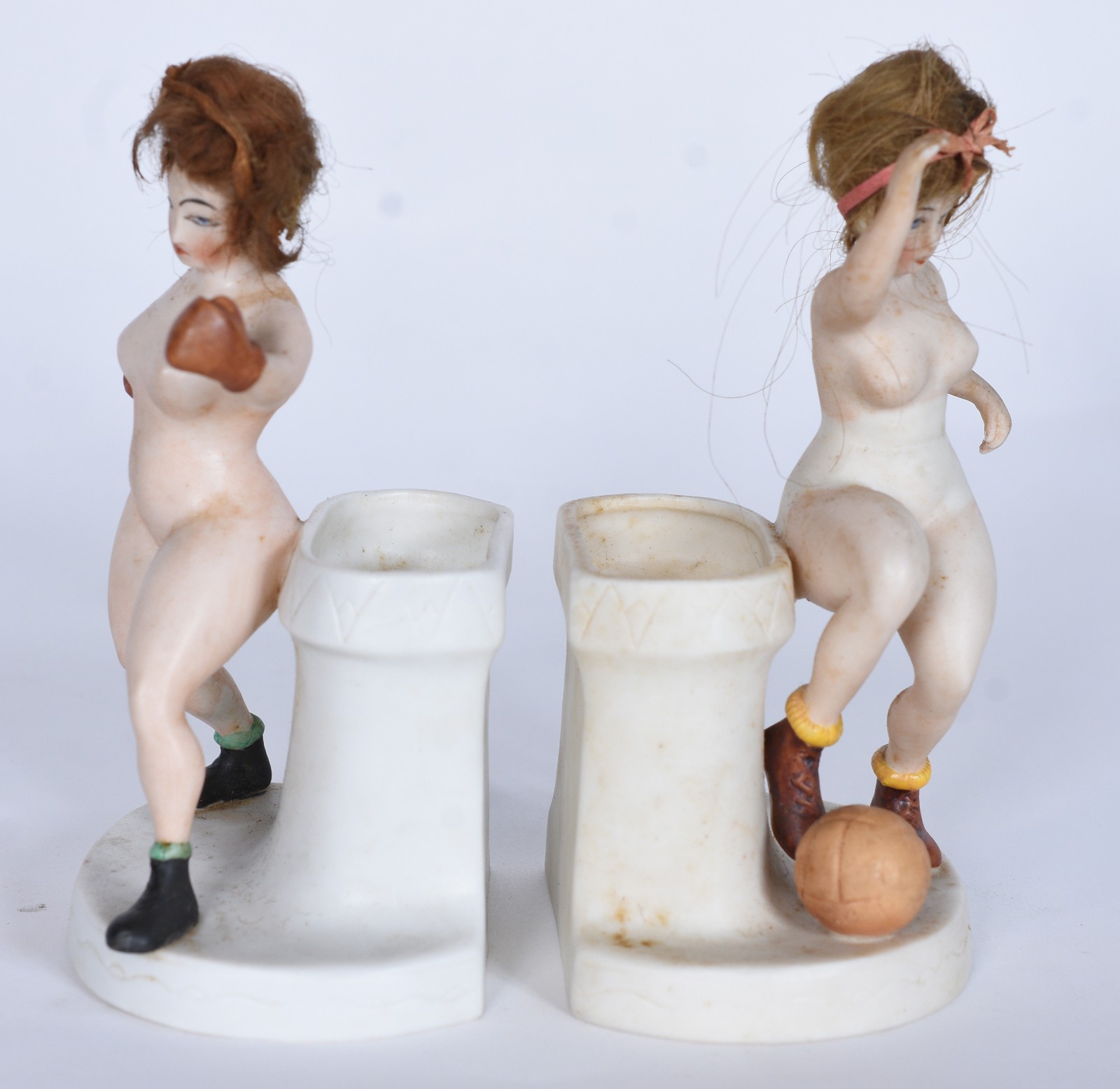 Par de figuras femininas "jogando bola" de porcelana policromada. - foto 2 de 7