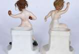 Par de figuras femininas "jogando bola" de porc... - Par de figuras femininas "jogando bola" de porcelana policromada.