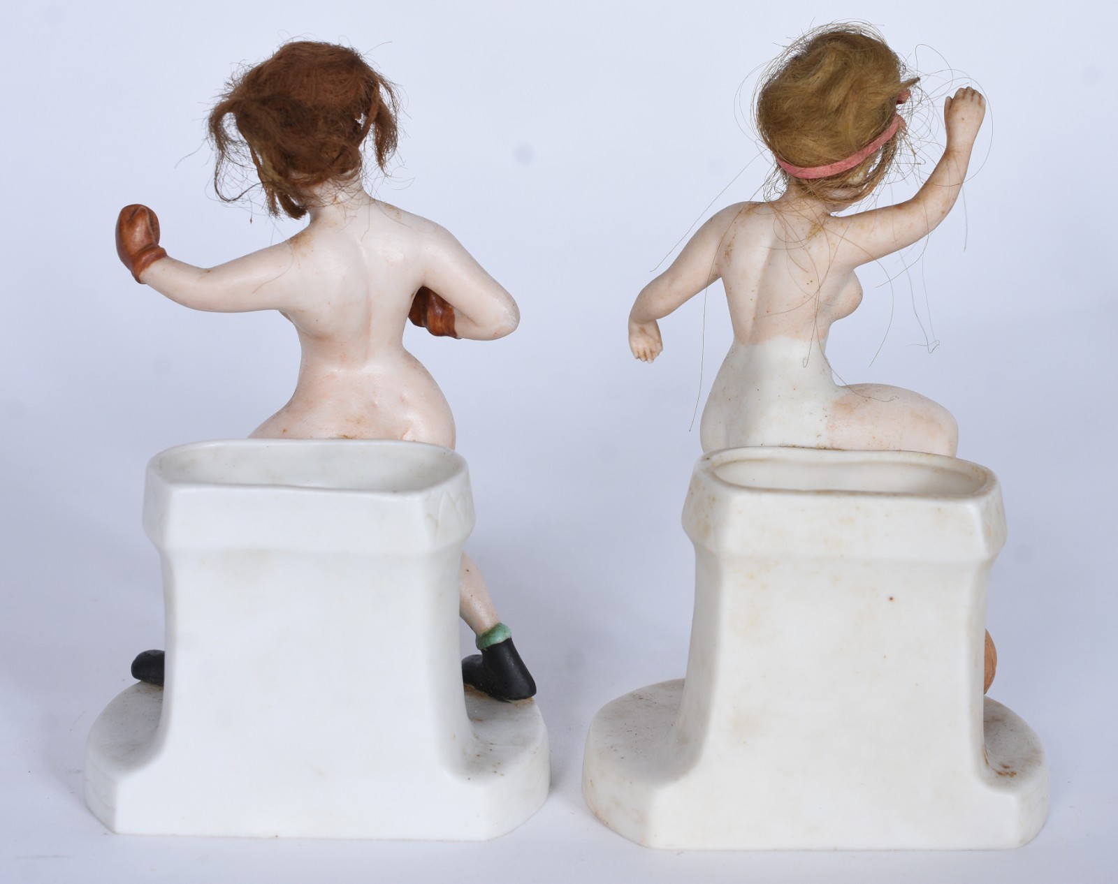 Par de figuras femininas "jogando bola" de porcelana policromada. - foto 3 de 7