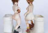 Par de figuras femininas "jogando bola" de porc... - Par de figuras femininas "jogando bola" de porcelana policromada.