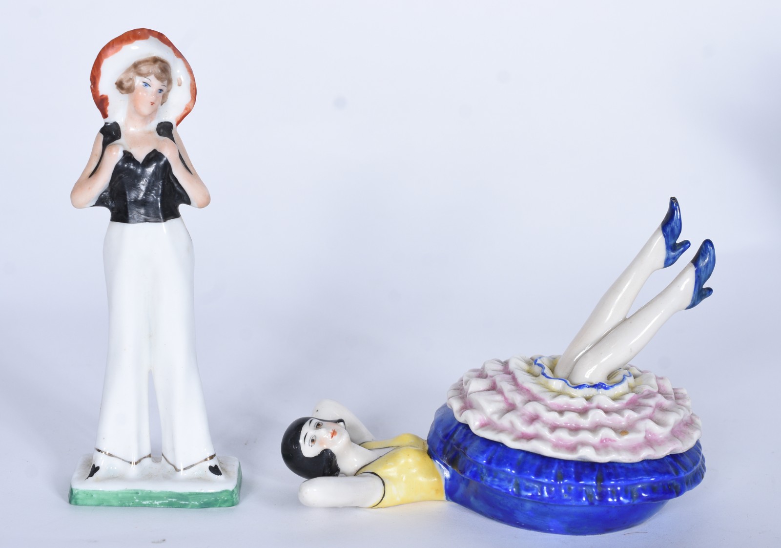 Duas estatuetas de porcelana policromada representando figuras... - foto 1 de 9