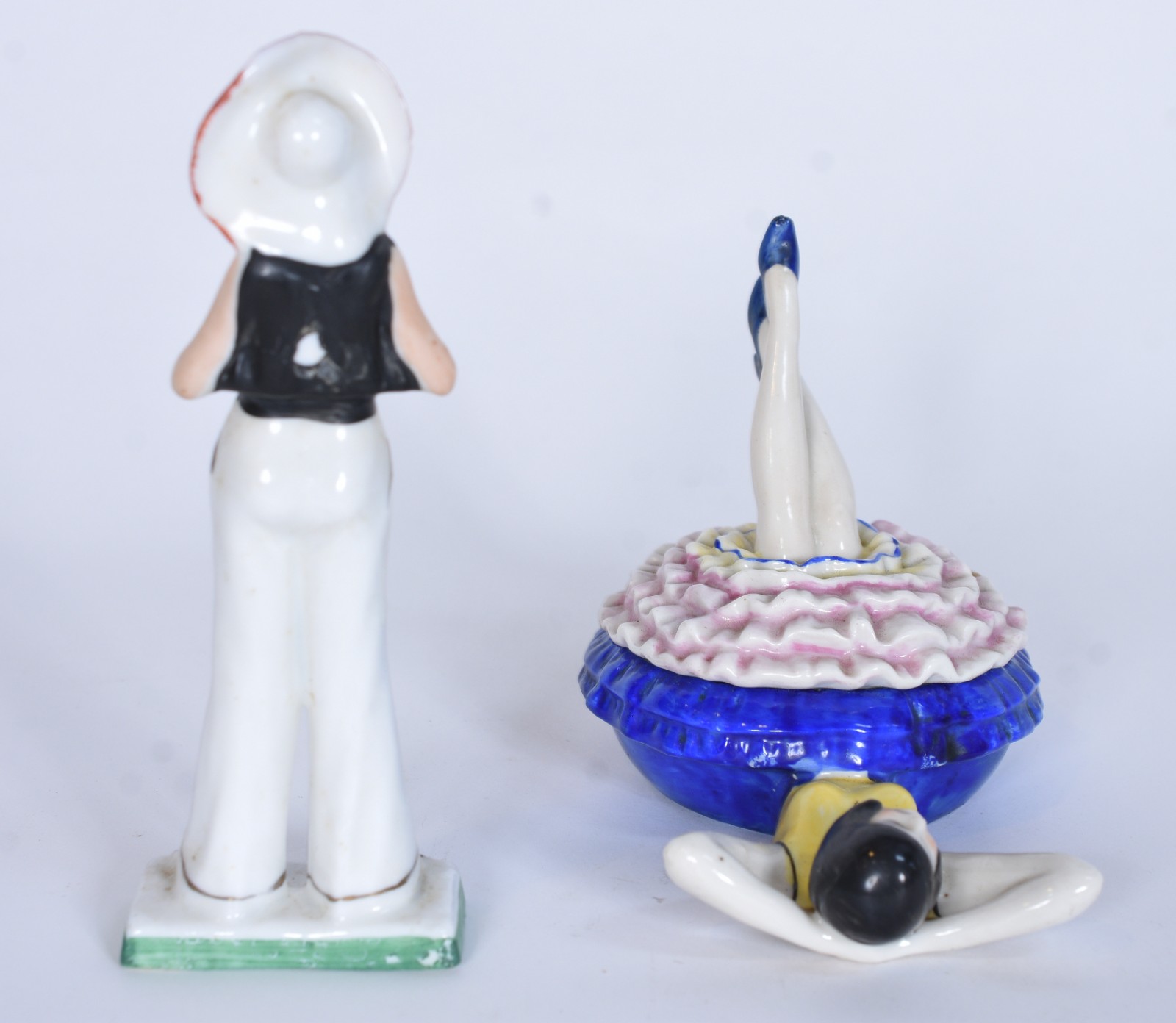 Duas estatuetas de porcelana policromada representando figuras... - foto 3 de 9