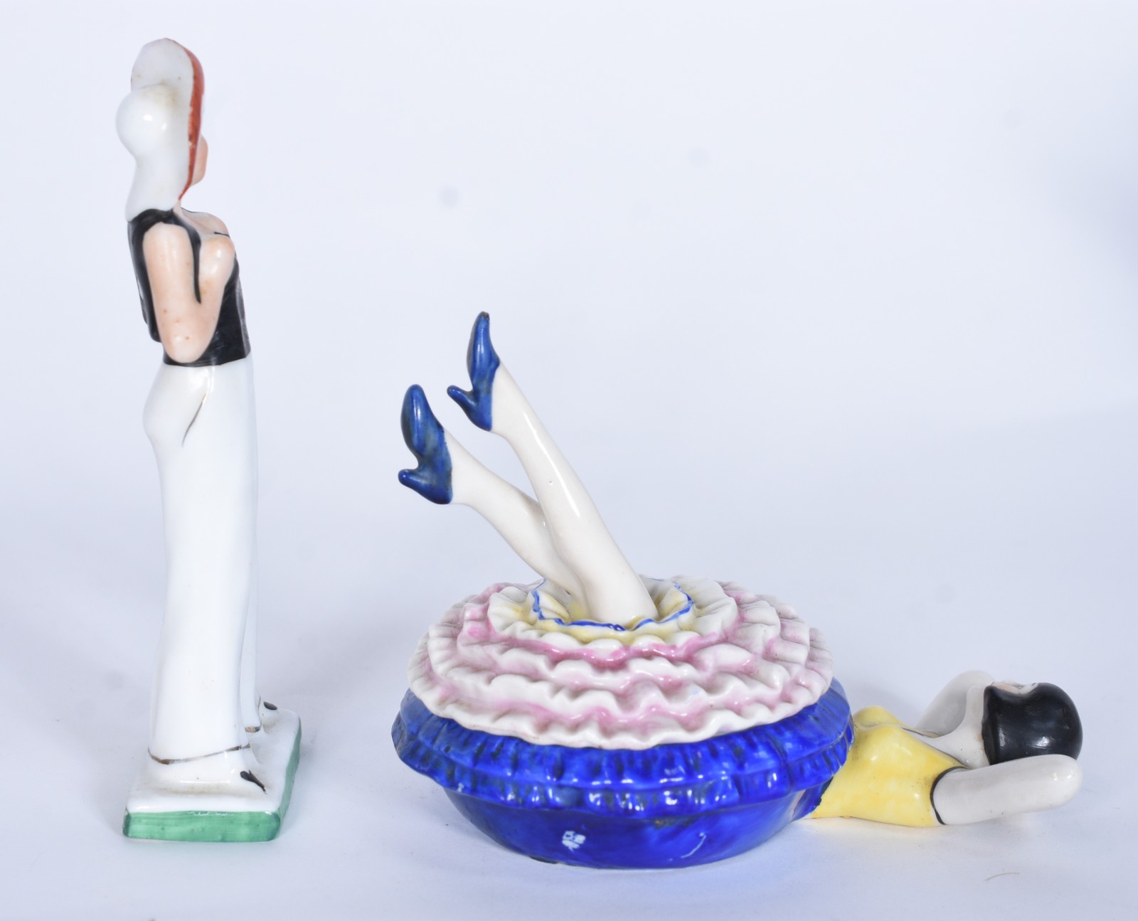 Duas estatuetas de porcelana policromada representando figuras... - foto 4 de 9
