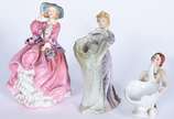 Três estatuetas de porcelana, sendo a maior, in... - Três estatuetas de porcelana, sendo a maior, inglesa Royal Doulton representando dama de vestido rosa (fio de cabelo na base), e duas menores, s...