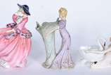 Três estatuetas de porcelana, sendo a maior, in... - Três estatuetas de porcelana, sendo a maior, inglesa Royal Doulton representando dama de vestido rosa (fio de cabelo na base), e duas menores, s...