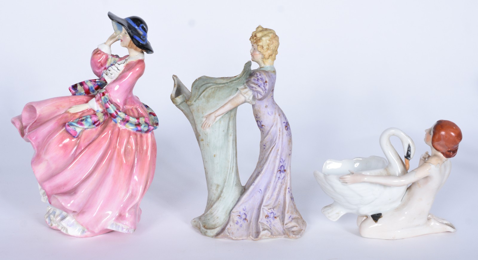 Três estatuetas de porcelana, sendo a maior, inglesa Royal Doulton... - foto 2 de 10