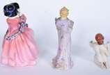 Três estatuetas de porcelana, sendo a maior, in... - Três estatuetas de porcelana, sendo a maior, inglesa Royal Doulton representando dama de vestido rosa (fio de cabelo na base), e duas menores, s...