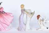 Três estatuetas de porcelana, sendo a maior, in... - Três estatuetas de porcelana, sendo a maior, inglesa Royal Doulton representando dama de vestido rosa (fio de cabelo na base), e duas menores, s...