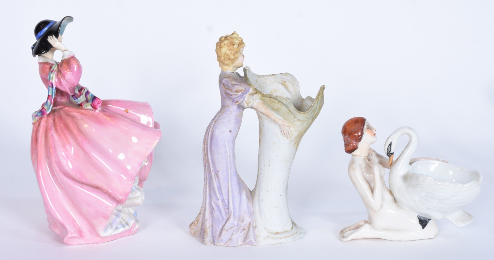 Três estatuetas de porcelana, sendo a maior, inglesa Royal Doulton... - foto 4 de 10