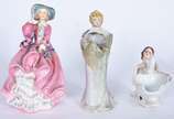 Três estatuetas de porcelana, sendo a maior, in... - Três estatuetas de porcelana, sendo a maior, inglesa Royal Doulton representando dama de vestido rosa (fio de cabelo na base), e duas menores, s...