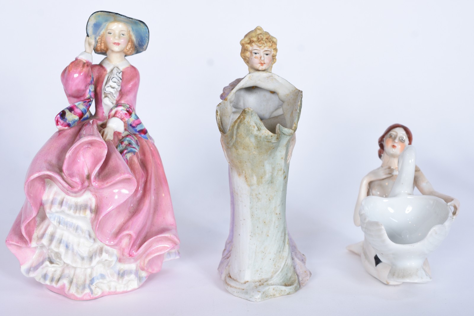 Três estatuetas de porcelana, sendo a maior, inglesa Royal Doulton... - foto 5 de 10