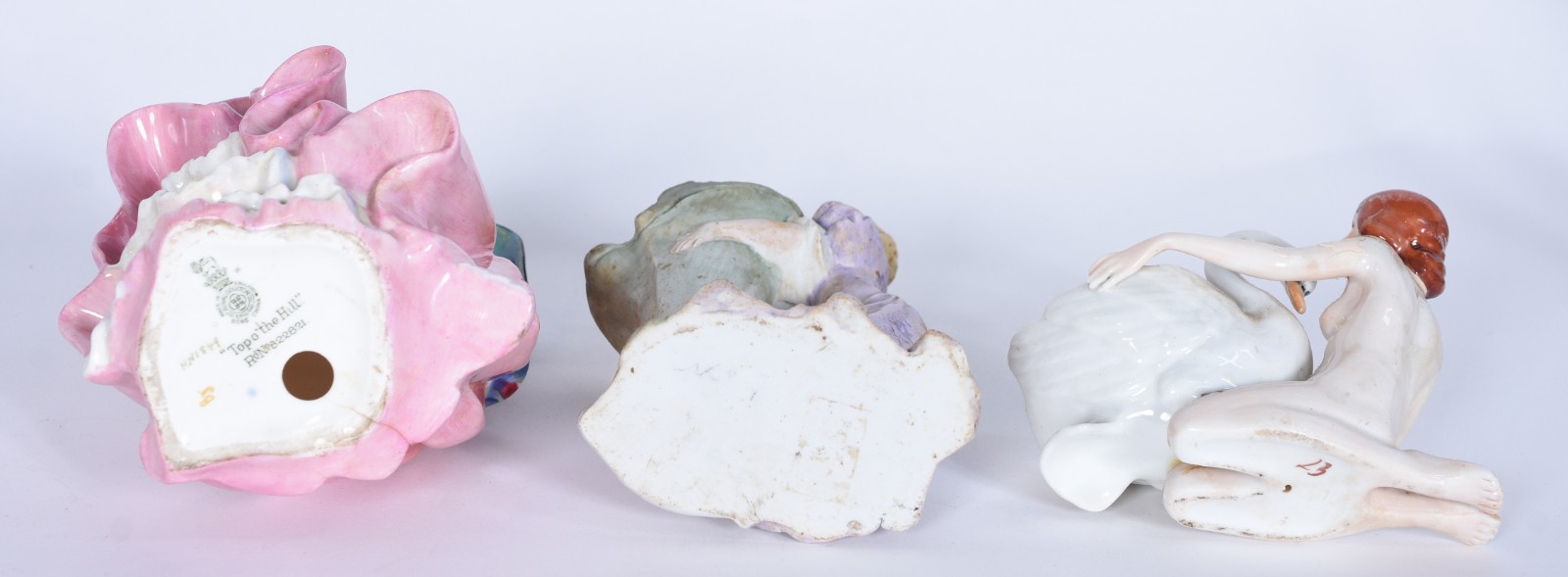 Três estatuetas de porcelana, sendo a maior, inglesa Royal Doulton... - foto 6 de 10