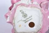 Três estatuetas de porcelana, sendo a maior, in... - Três estatuetas de porcelana, sendo a maior, inglesa Royal Doulton representando dama de vestido rosa (fio de cabelo na base), e duas menores, s...