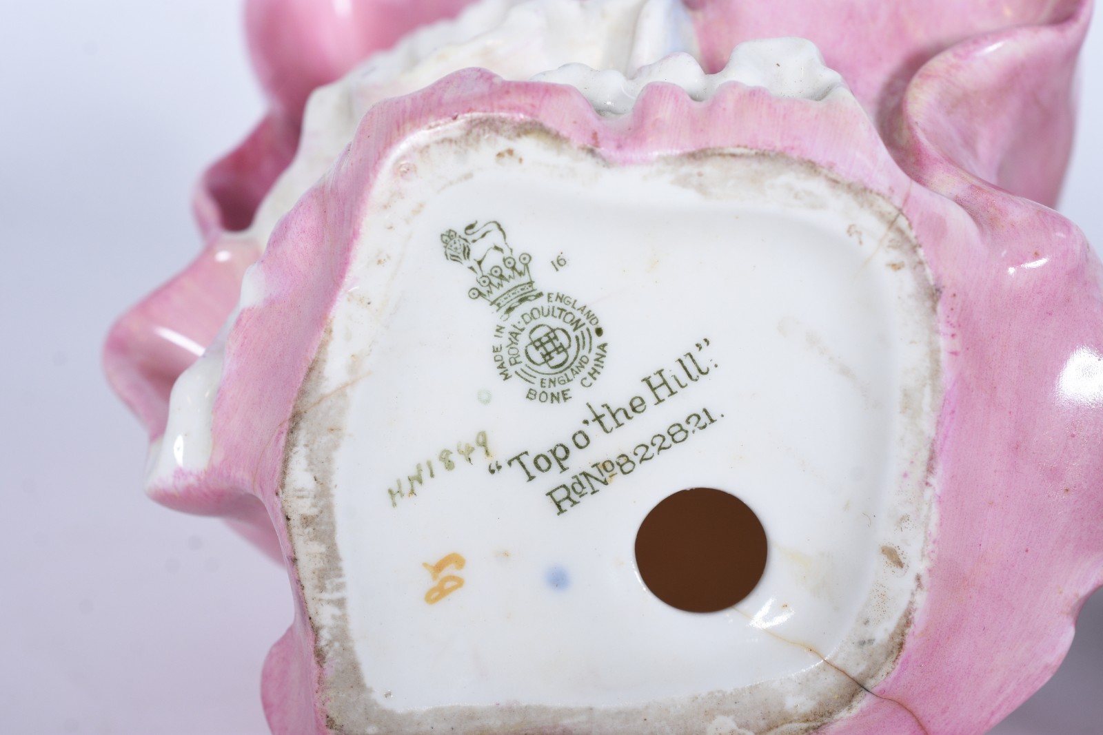 Três estatuetas de porcelana, sendo a maior, inglesa Royal Doulton... - foto 8 de 10