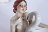 Três estatuetas de porcelana, sendo a maior, in... - Três estatuetas de porcelana, sendo a maior, inglesa Royal Doulton representando dama de vestido rosa (fio de cabelo na base), e duas menores, s...