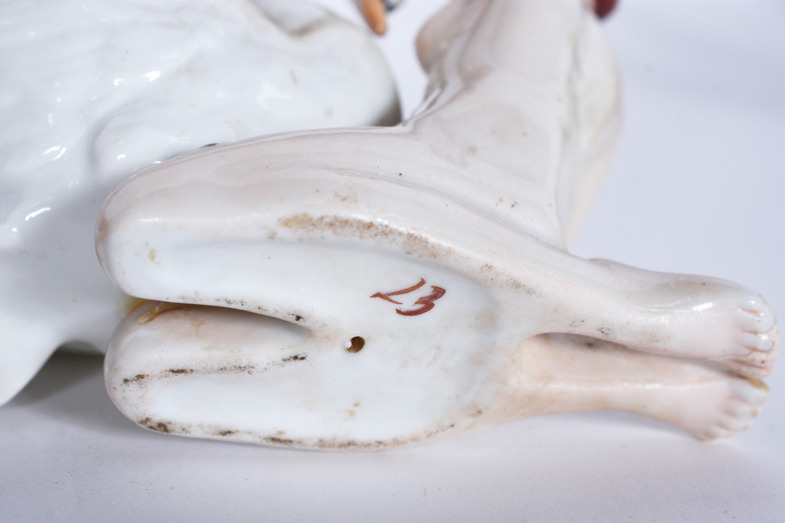 Três estatuetas de porcelana, sendo a maior, inglesa Royal Doulton... - foto 10 de 10