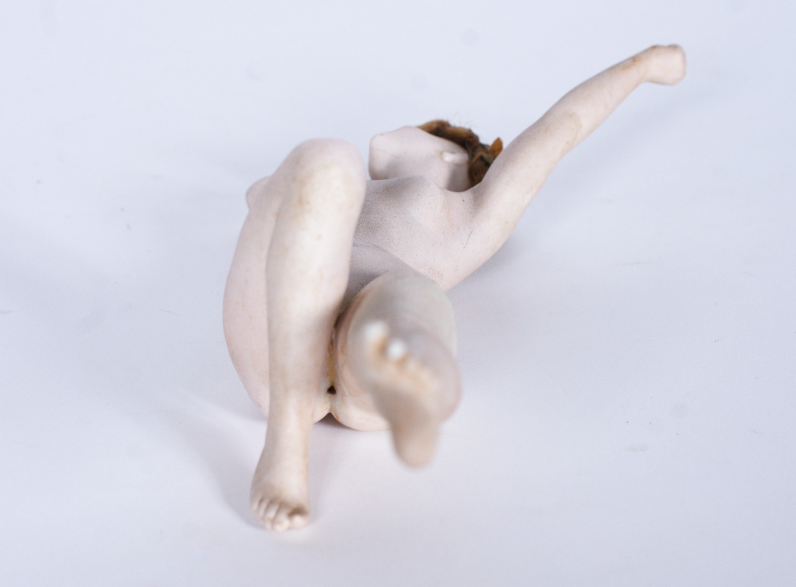 Figura feminina de biscuit policromado (com restauro). - foto 2 de 6