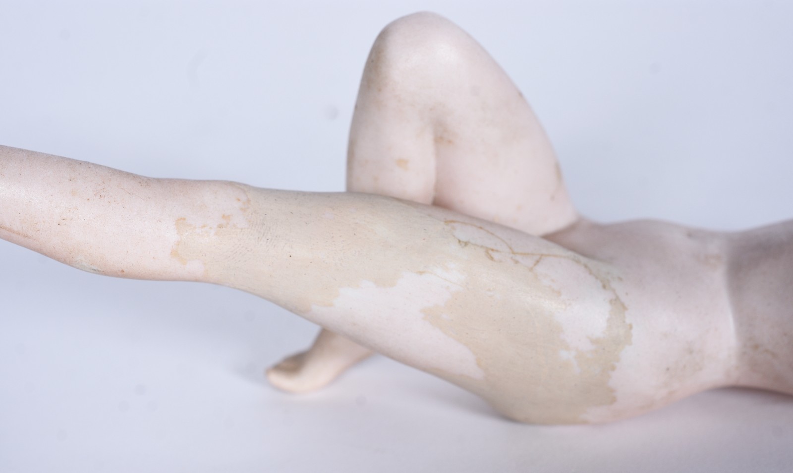 Figura feminina de biscuit policromado (com restauro). - foto 6 de 6