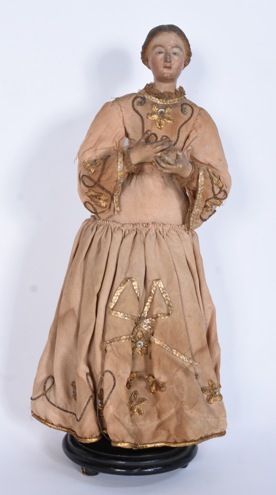 Antiga imagem de madeira articulada com vestido em tecido. Desgastes. - foto 1 de 7