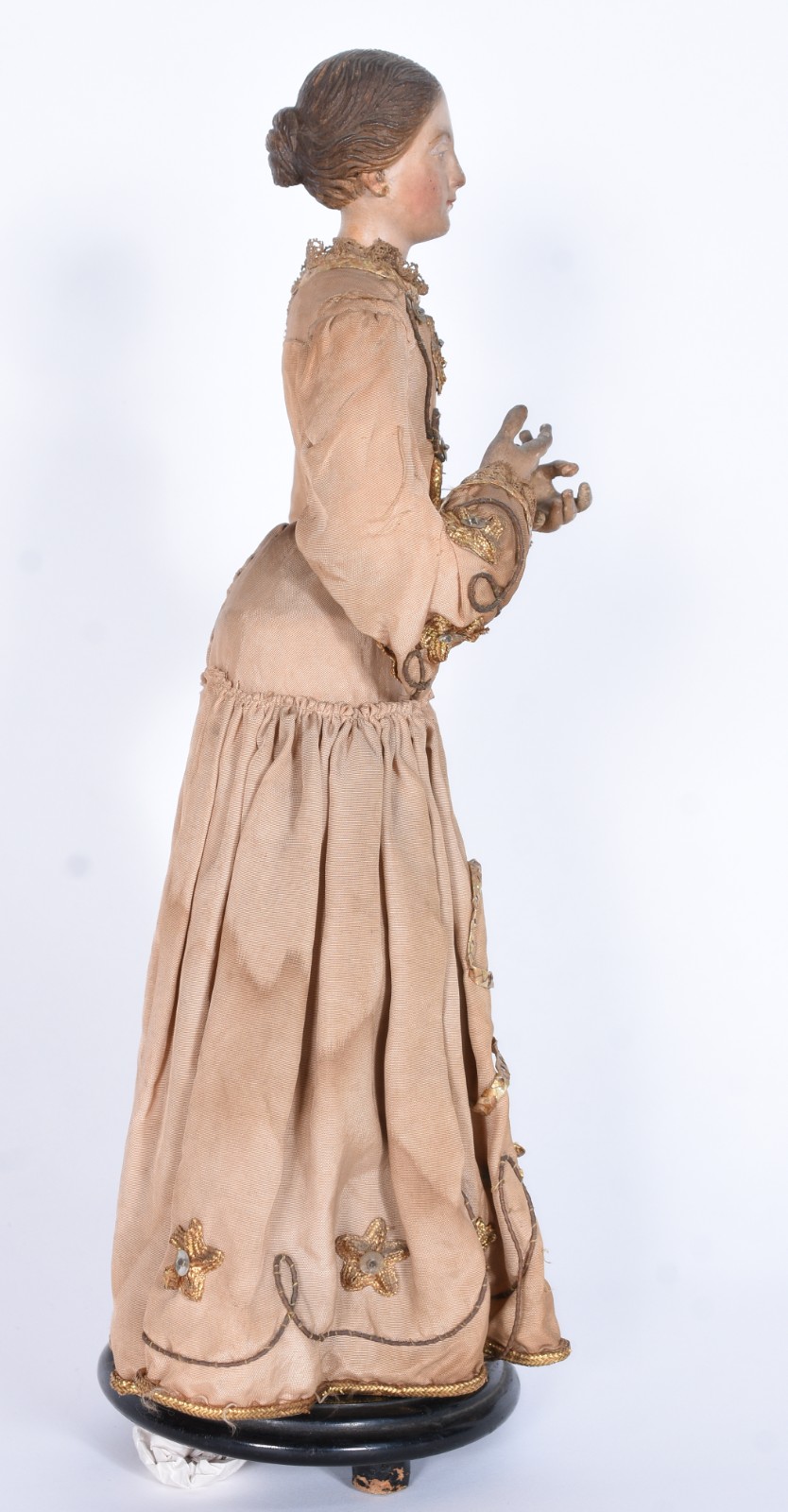 Antiga imagem de madeira articulada com vestido em tecido. Desgastes. - foto 2 de 7