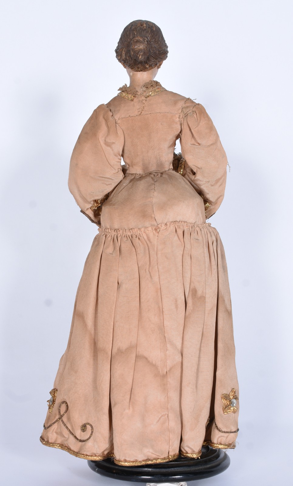 Antiga imagem de madeira articulada com vestido em tecido. Desgastes. - foto 3 de 7