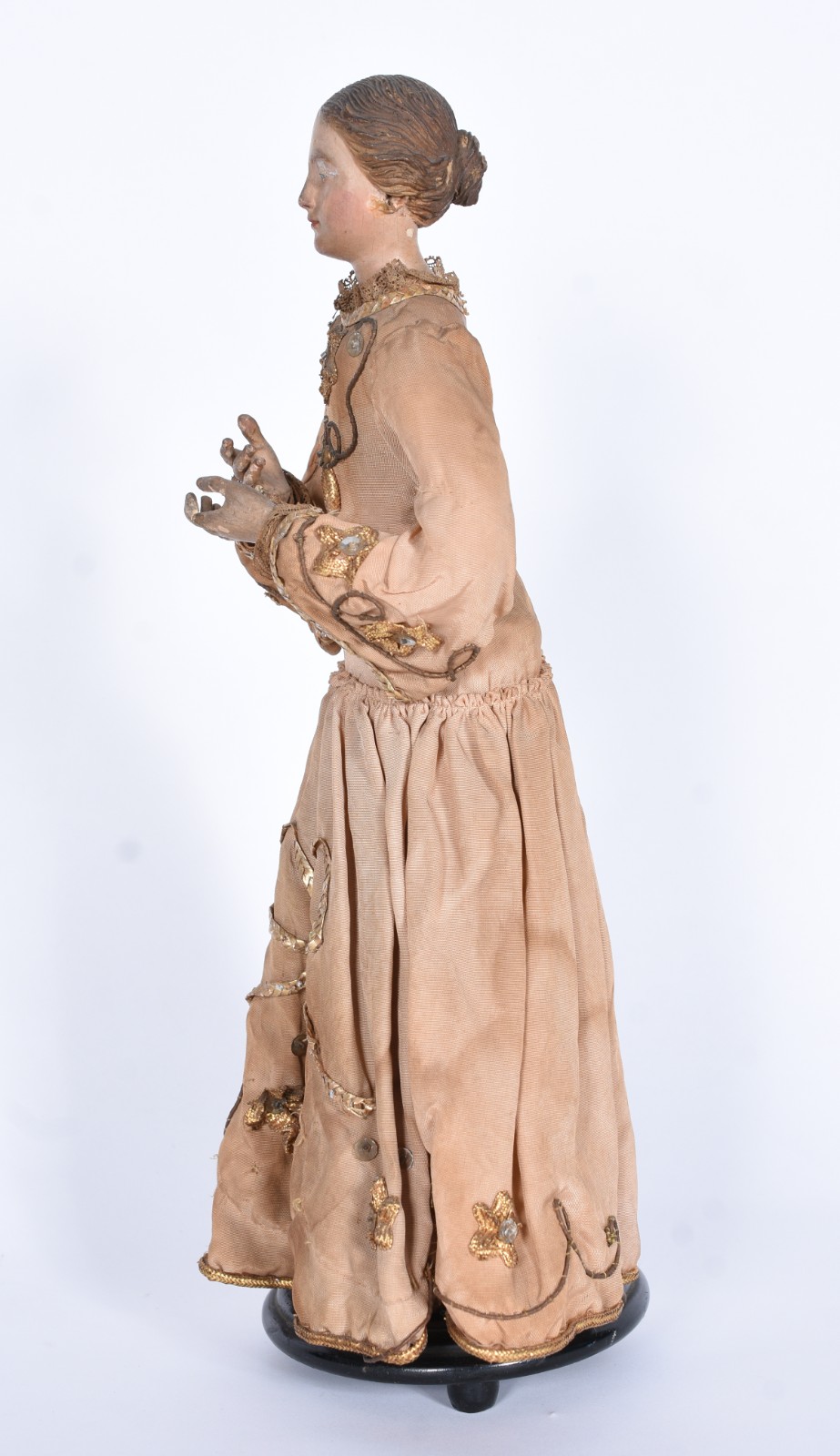 Antiga imagem de madeira articulada com vestido em tecido. Desgastes. - foto 4 de 7