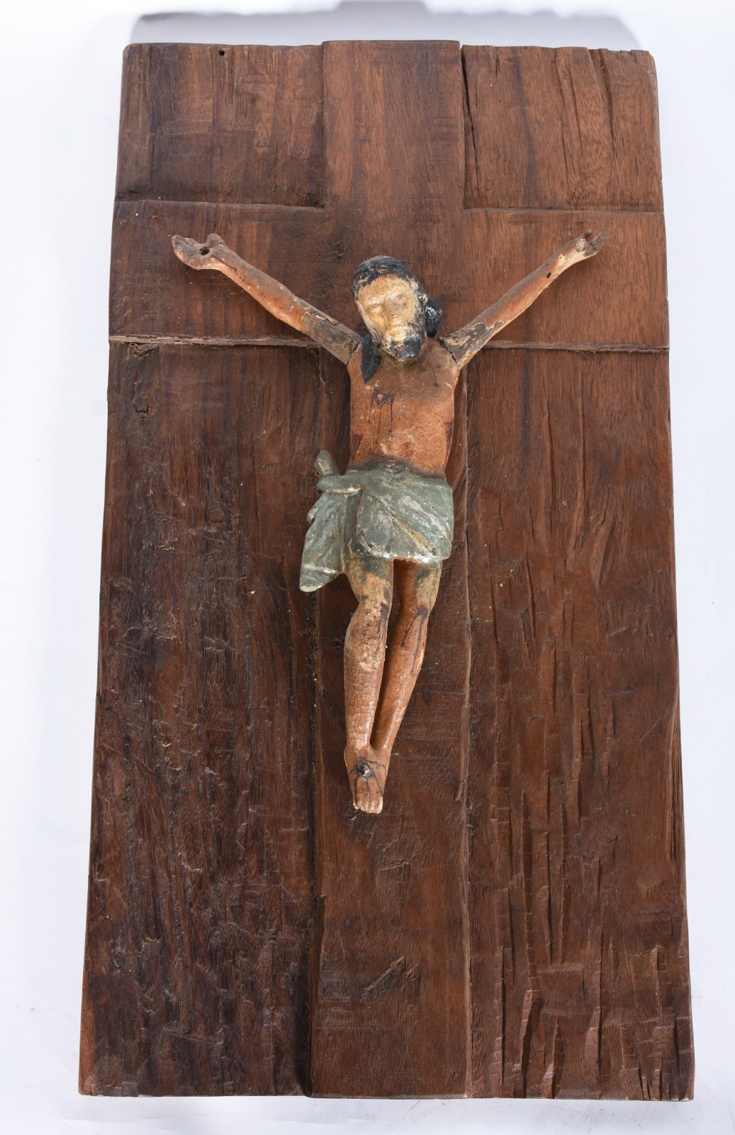 Figura de Cristo crucificado em madeira entalhada e policromada sobra... - foto 1 de 3