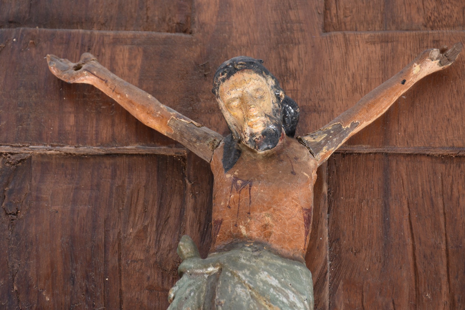 Figura de Cristo crucificado em madeira entalhada e policromada sobra... - foto 3 de 3