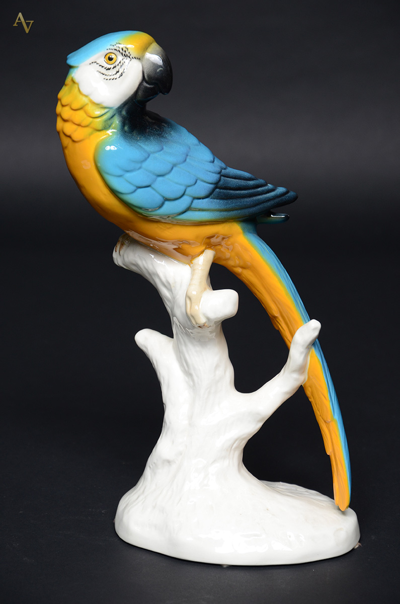 Escultura em porcelana alemã GOEBEL, anos 40/50. Altura 30 cm. - foto 1 de 2