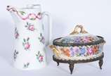 Duas peças de porcelana, sendo: jarra francesa ... - Duas peças de porcelana, sendo: jarra francesa com 2 bicos e caixa oval pintada á mão.