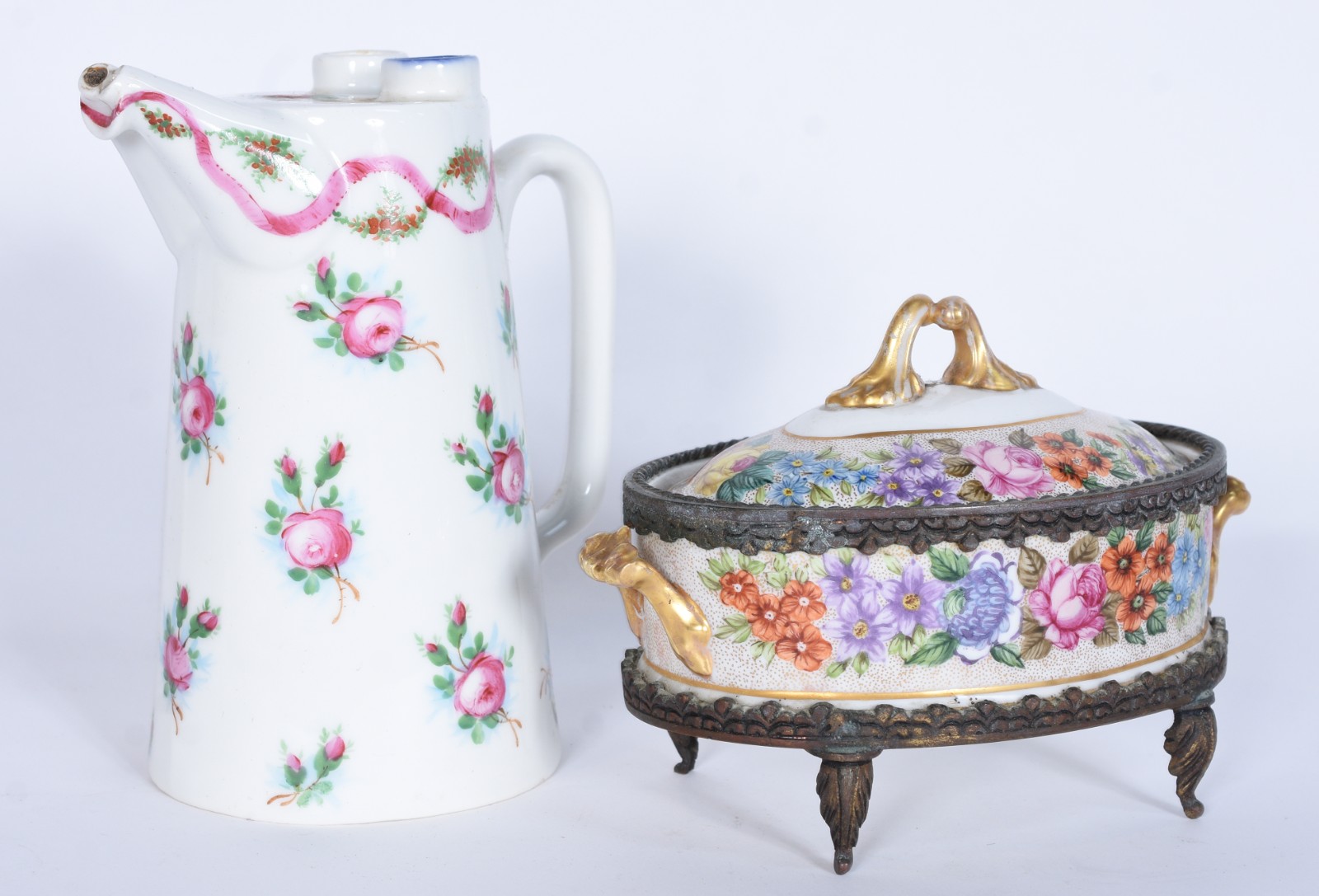 Duas peças de porcelana, sendo: jarra francesa com 2 bicos e caixa... - foto 1 de 8