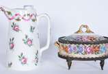 Duas peças de porcelana, sendo: jarra francesa ... - Duas peças de porcelana, sendo: jarra francesa com 2 bicos e caixa oval pintada á mão.
