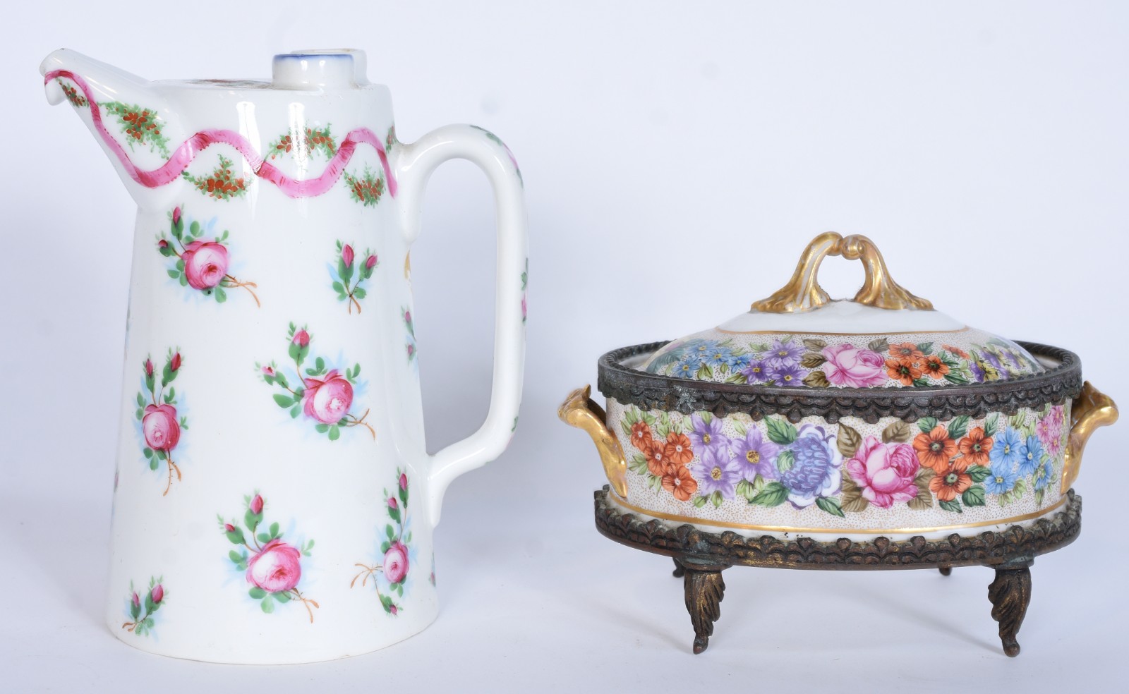 Duas peças de porcelana, sendo: jarra francesa com 2 bicos e caixa... - foto 2 de 8