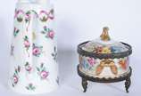 Duas peças de porcelana, sendo: jarra francesa ... - Duas peças de porcelana, sendo: jarra francesa com 2 bicos e caixa oval pintada á mão.